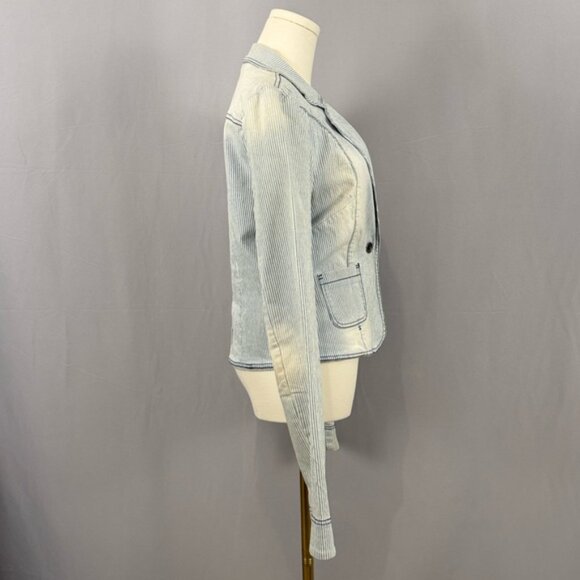 Modern chic with this lightweight denim blazer jacket. Versatile & Effortless - Picture 4 of 6